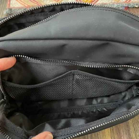 Lululemon Everywhere Crossbody Large 3L w/Metal Hardware EUC - Picture 6 of 8